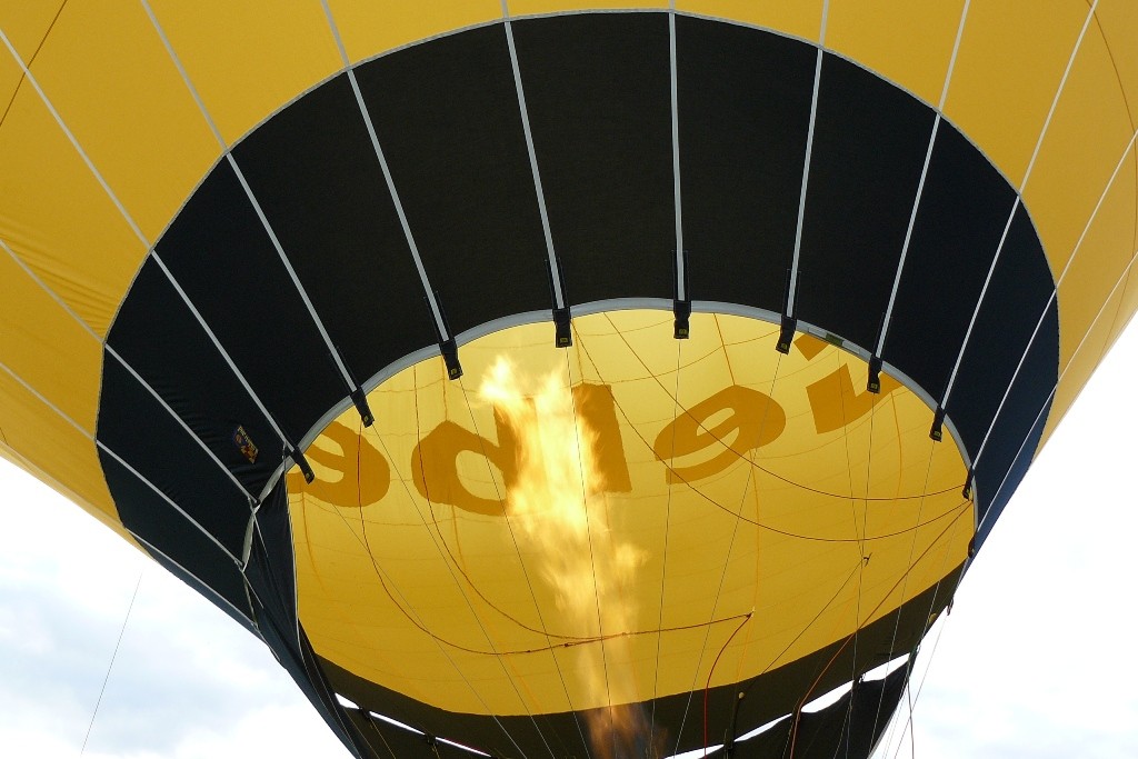 ...die Luft im Ballon wird erwärmt, damit der Aufstieg erfolgen kann