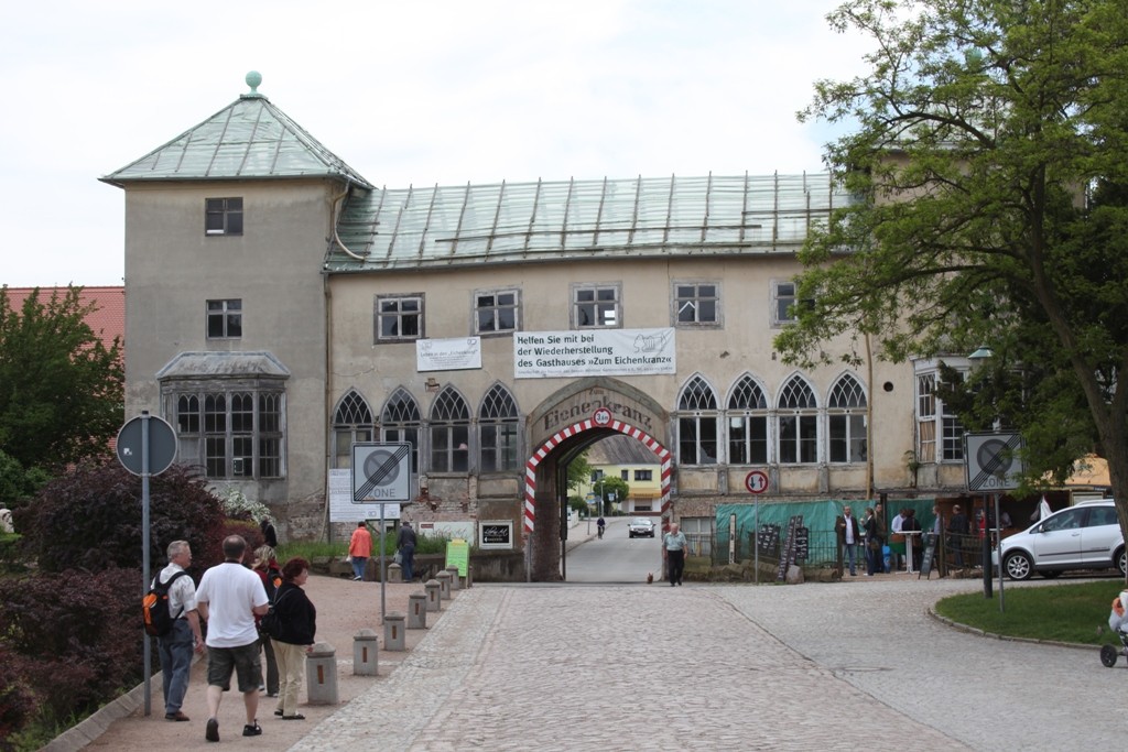 Blick auf den 1785/87 von Erdmannsdorff erbauten neugotischen "Gasthof zum Eichenkranz". Hier noch im bedauernswerten Zustand.