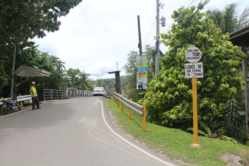 Wir passieren gleich die schmale Brücke über den Loboc River in Loboc!