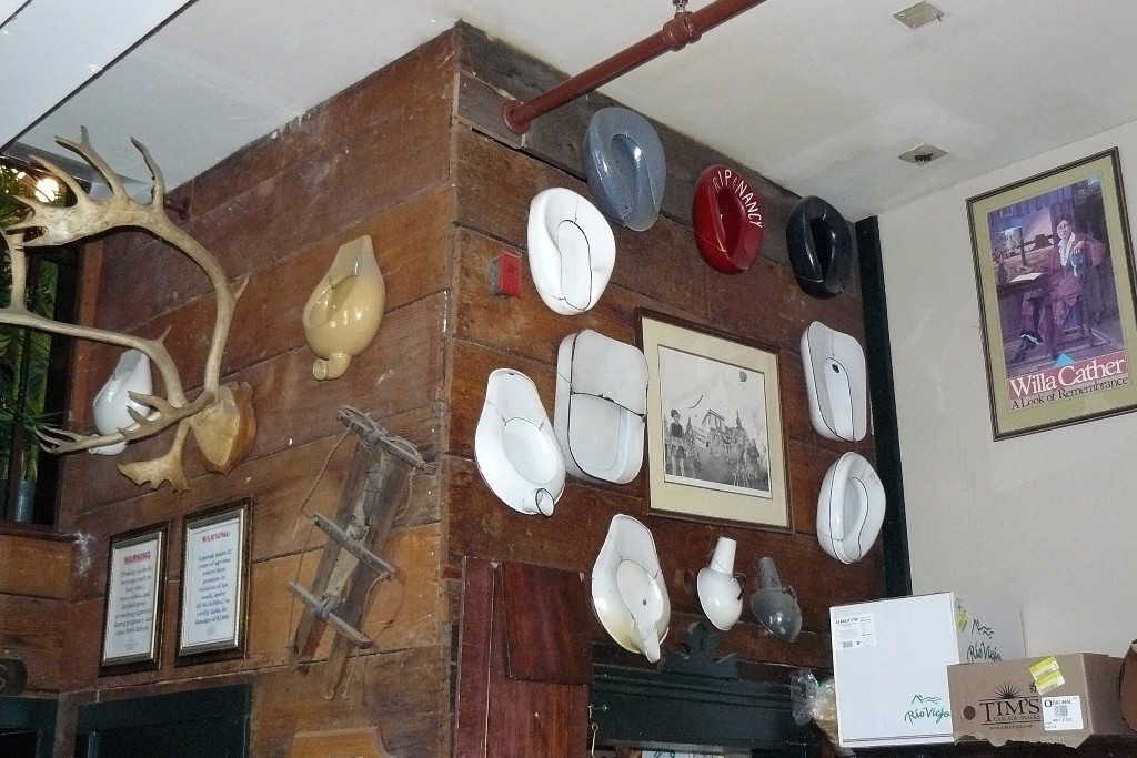 Diese urige Sammlung von Toilettenbrillen, Pissoiers etc. im Red Onion Saloon ist bestimmt einmalig, oder?