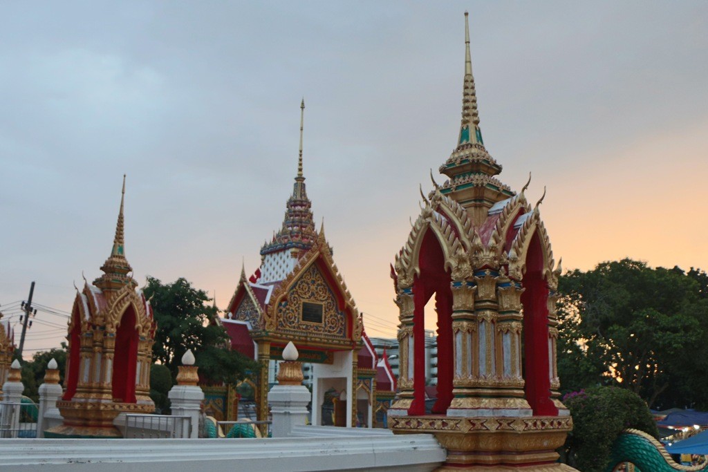 ...Teilansicht des Tempelkomplexes Wat Karon in der Abendsonne