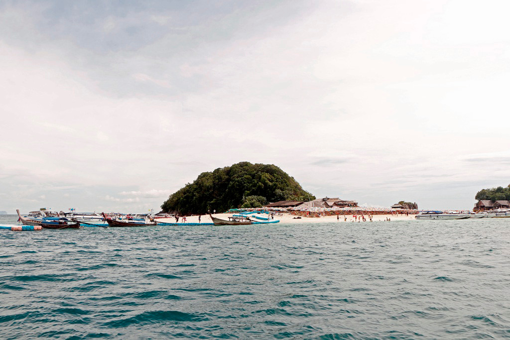 Koh Khai Nok ist unbewohnt, die kleine Insel hat ein herrliches Korallenriff zum Schnorcheln. Ein großartiger Ort, den Tag zu verbringen in völliger  Ruhe.