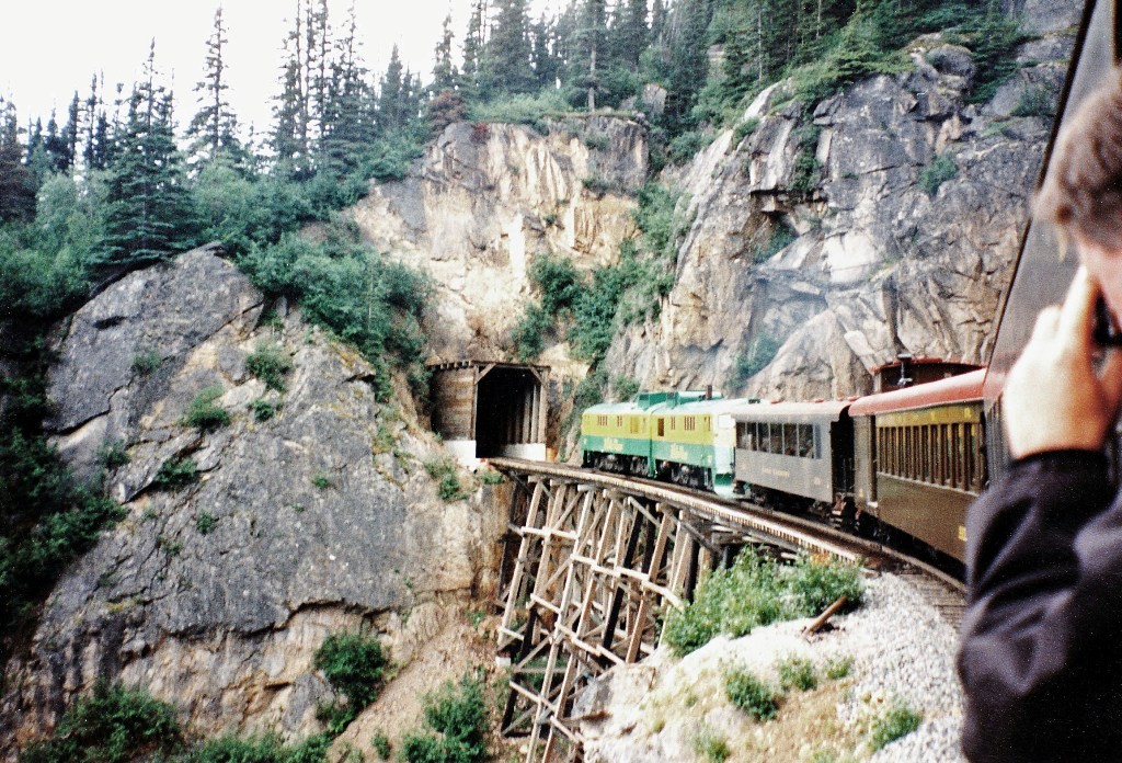 Der Scenic Railway der WP&YR Alaskas/Kanadas (nur 26 Monate Bauzeit) und der Welt schlechthin, hier kurz vor dem 2.Tunnel
