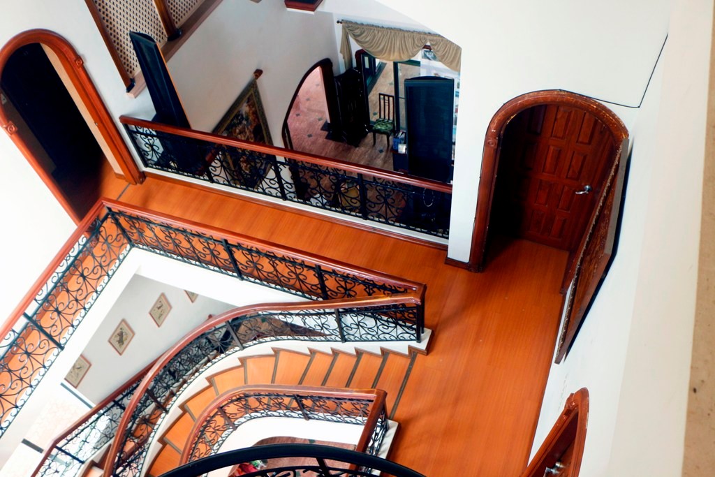 Blick vom Ausstieg im Dachgeschoss auf das weiträumige Treppenhaus