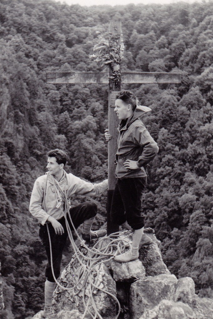 Auf dem Roßtrappenfels (Harz) 1962, Klaus u. Steffen
