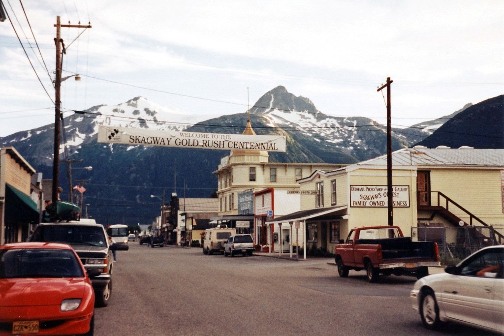 Das Transparent über der Straße in Skagway zeugt vom 100 jährigen Gedenken an den Beginn des Goldrausches 1898