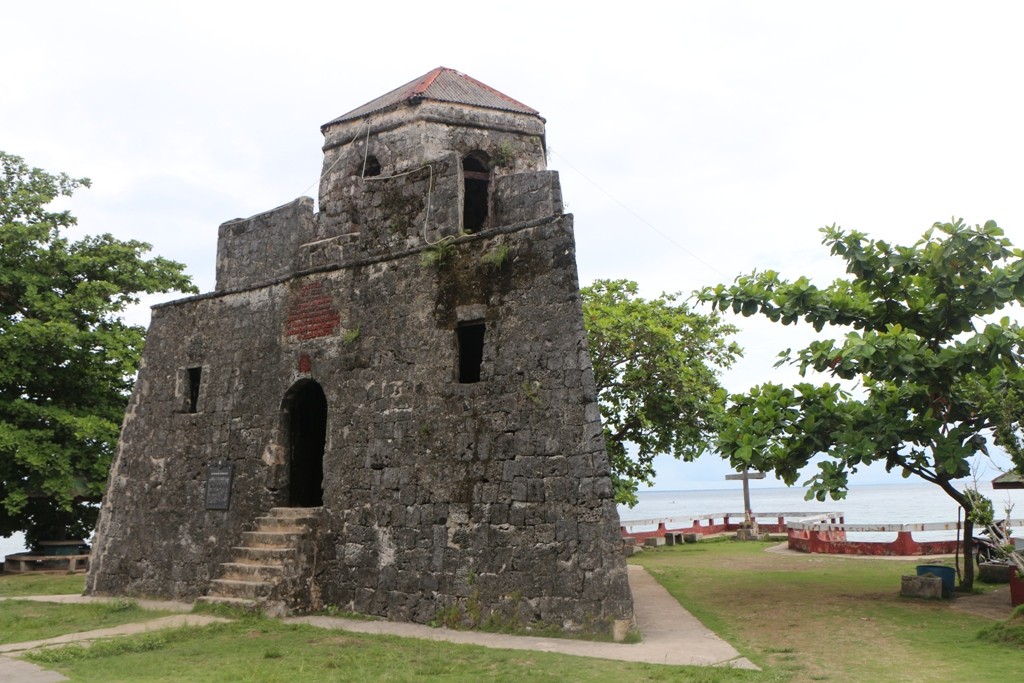 Reste von ähnlichen dreieckigen Türmen können an anderen Orten entlang der Küste von Bohol, wie Panglao, Dauis, Loay und auf Pamilacan Insel gefunden werden.