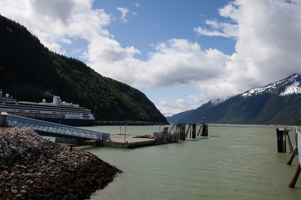 Unsere Anlegestelle nebst Kreuzfahrschiff und Lynn Canel