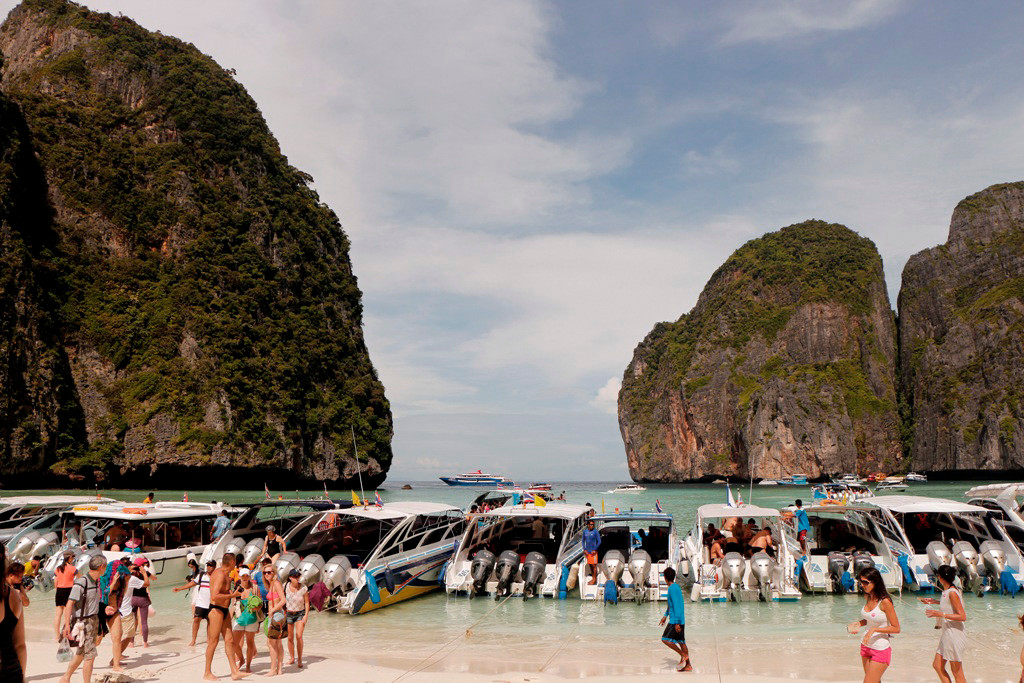 Man muss sich daheim am PC oder in einschlägigen Bildbänden von der Schönheit dieser prachtvollen Bucht ein Bild machen, hier und in der Hauptreisezeit ist die Maya Bay ein Tollhaus!