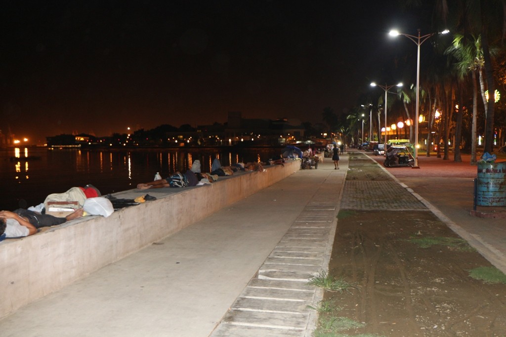 Auf der schier endlosen Mauer der Manila Bay "nächtigen" Massen von Menschen, ein für uns fremdartiges Szenario