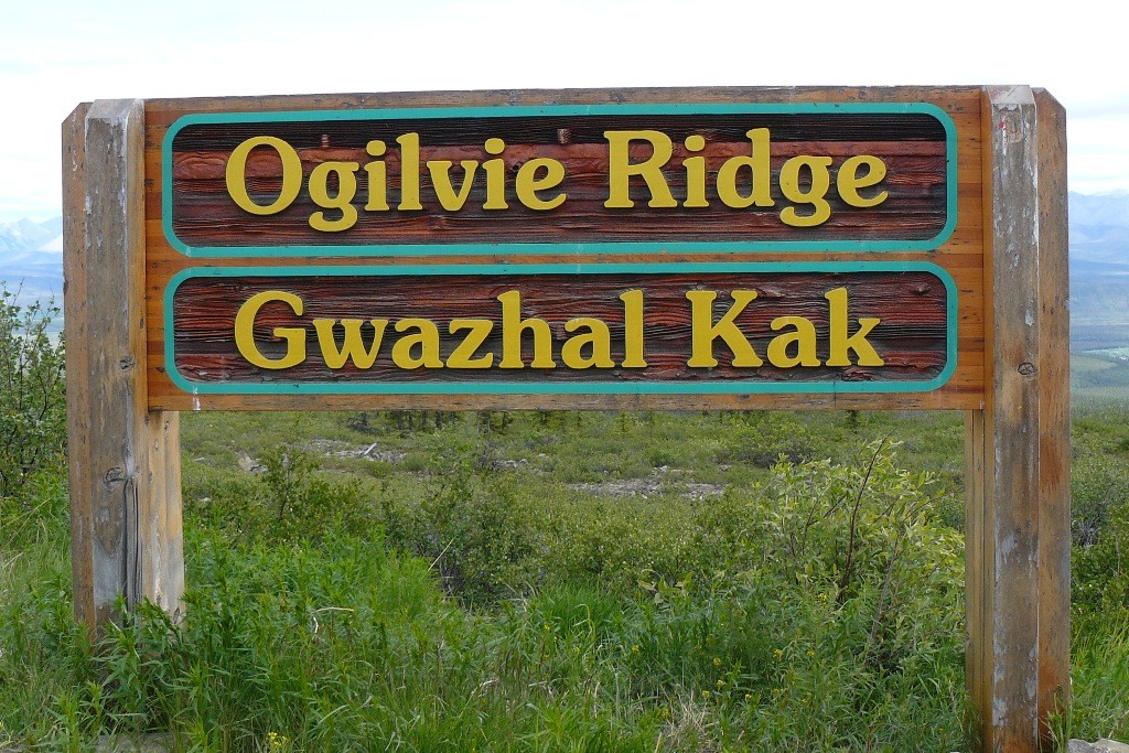 Der Ogilvie-Peel Viewpoint (befindet sich bei Kilometer 259 auf dem Highway) und bietet ein fantastisches Panorama ins Ogilvie und Peel River Tal..