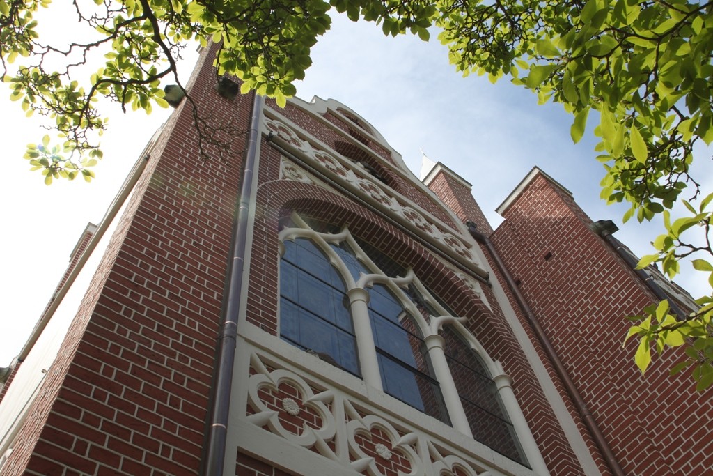 Detailansicht der Fassade des Gothischen Hauses, im Stil der englischen Tudorgotik