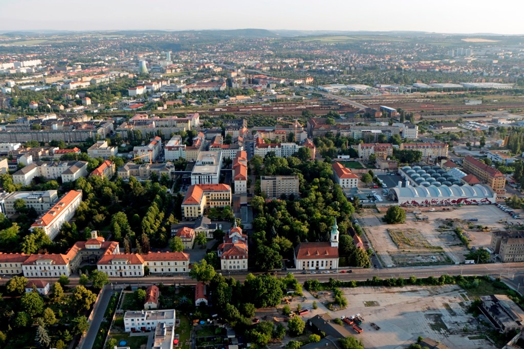 Vor uns die Friedrichstaße mit Matthäuskirche, hinter der Bildmitte der der riesige Verschiebebahnhof Dresden Friedrichstadt, ganz hinten DD Löbtau, Cotta und Briesnitz von links
