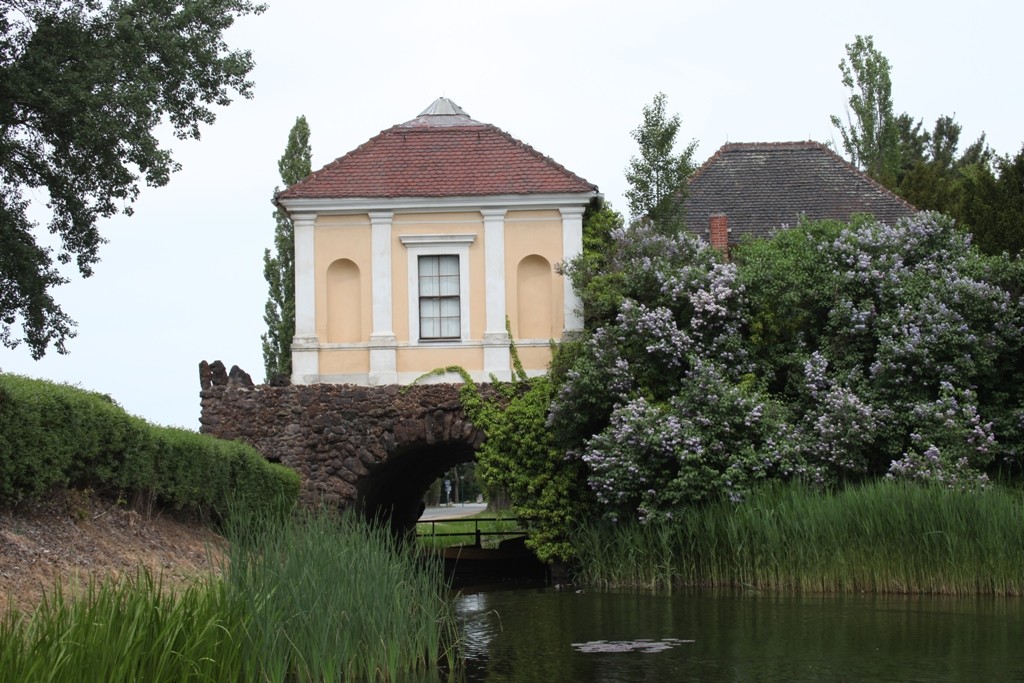Der "Südseepavillon" auf dem Eisenhart am westlichen Rand des Wörlitzer Parks. Das Gebäude wurde aus Raseneisenstein errichtet