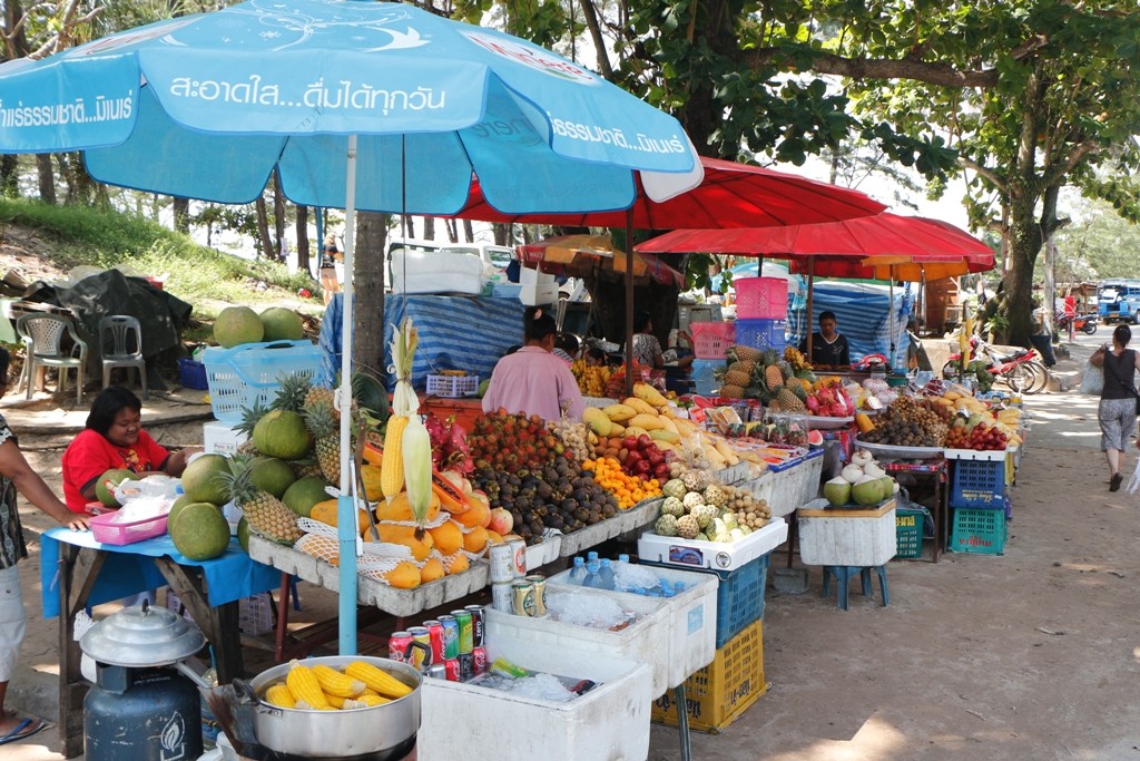 Ohne Komplikationen in Nai Harn Beach angekommen, hier auch gleich ein "Frischemarkt"!