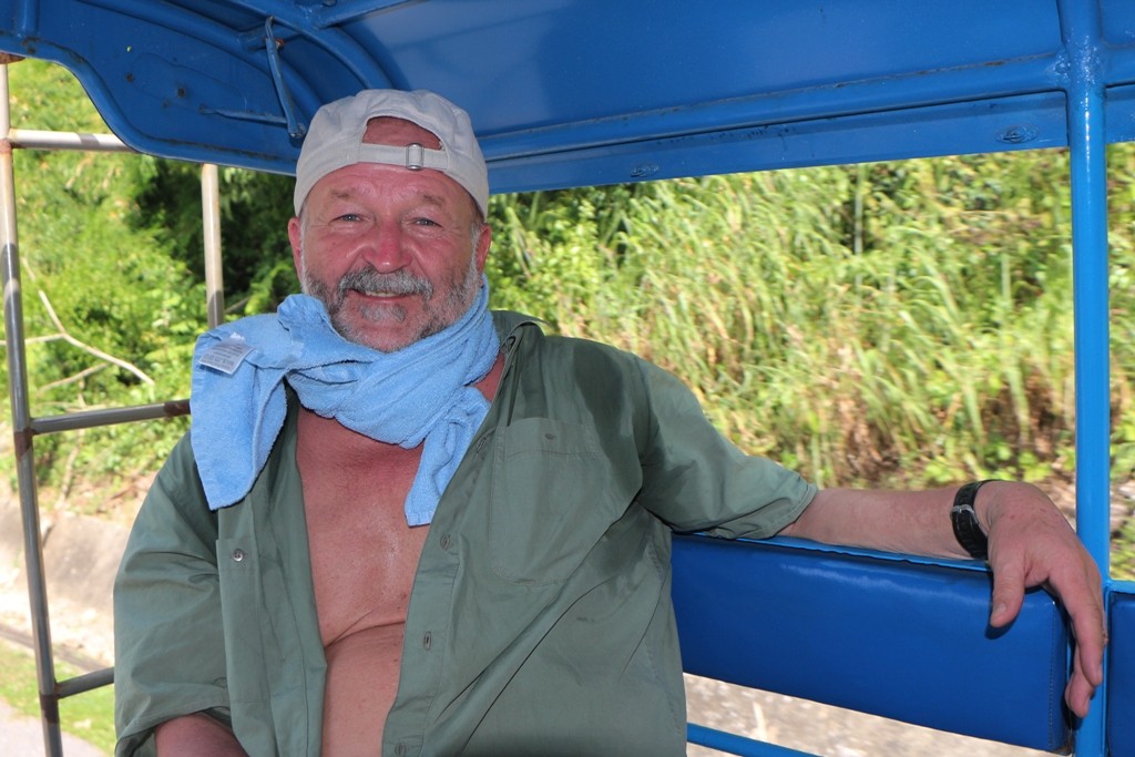 ...ohne etwas um den Hals zu haben ist das Fahren im offenen Songtheaw oder dem Tuk- Tuk sehr gefährlich!