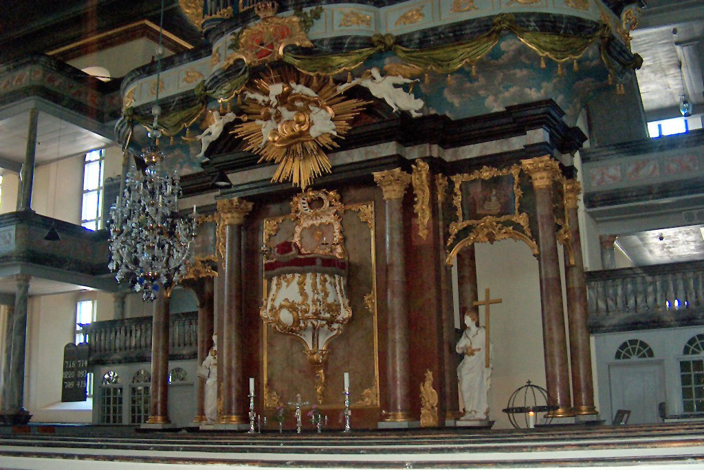 Der Altar in der Kirche.