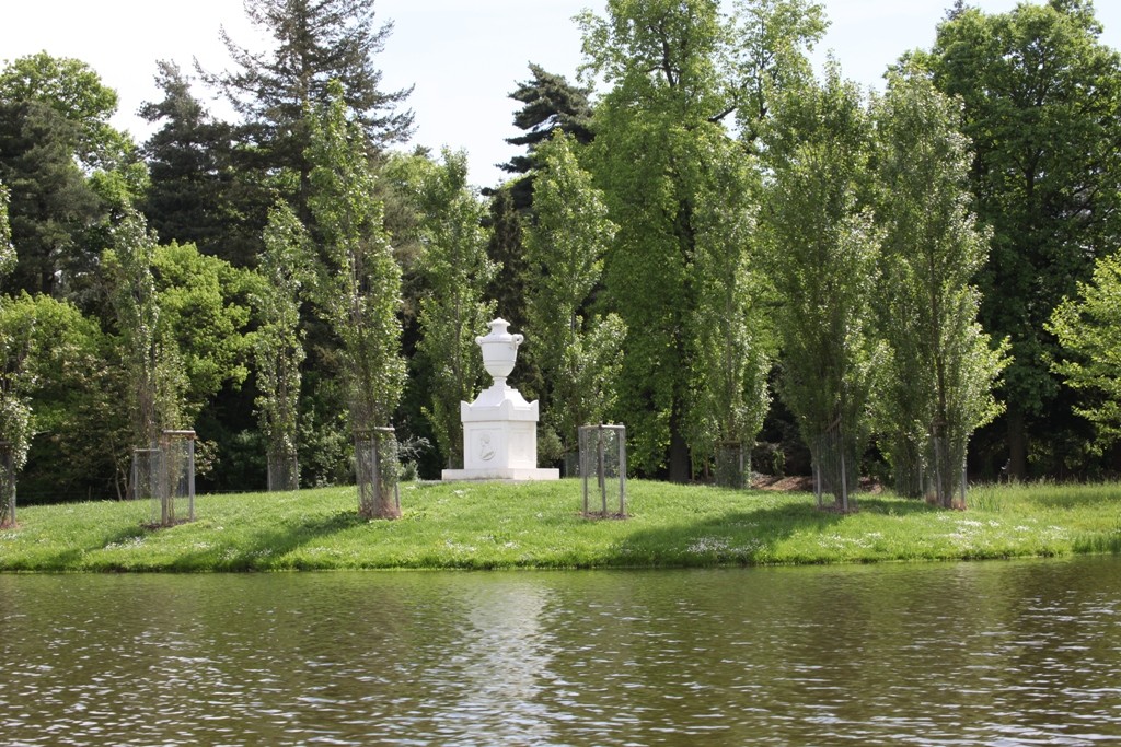 Die Rousseau Insel mit Gedenkstein. Die Inschrift auf diesem wurde vom Fürsten Franz selbst verfasst.