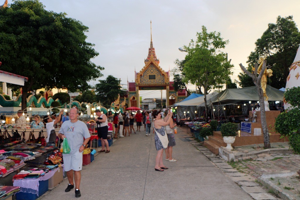 ...Teilansicht des Tempelkomplexes Wat Karon, mit Marktgeschehen