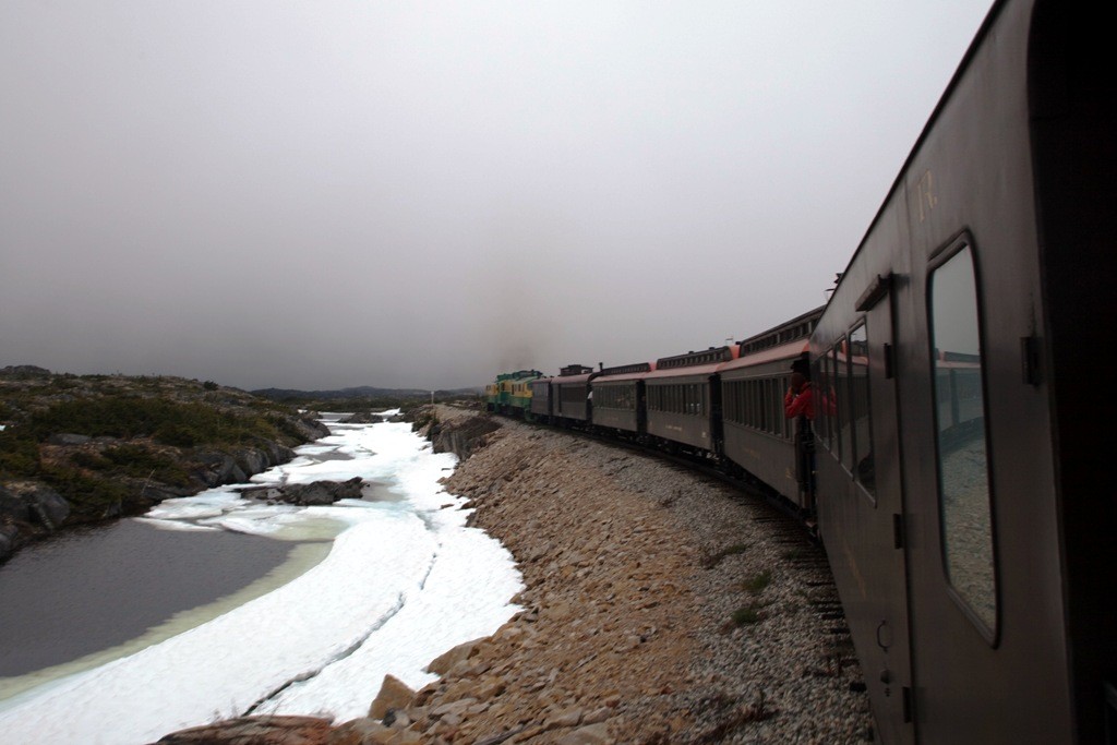 Wir haben den völlig im Nebel versunkenen White Pass überfahren und nähern uns Fraser, hier ist die Borderline und umsteigen in einen Bus angesagt