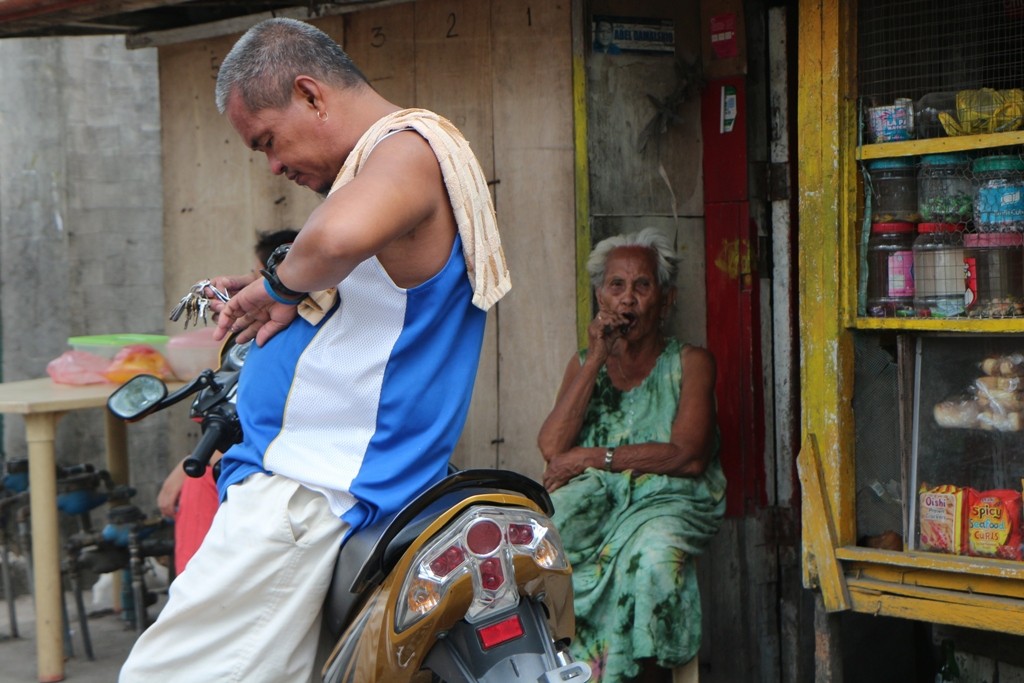 Die ältere Filipino Frau mit Zigarre motivierte mich für diesen Schnappschuss