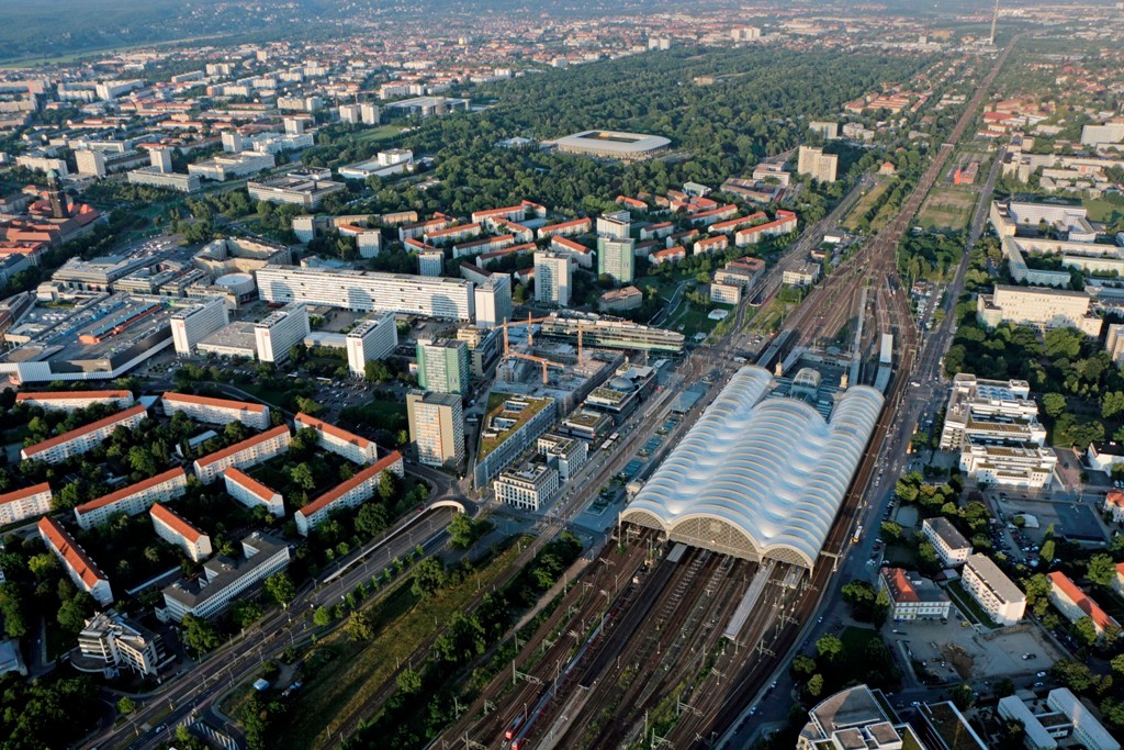 Noch einmal der Hbf. mit Prager Straße, Hygienemuseum, Glücksgasstadion, Großer Garten und der der Gleistrasse der DB in Richtung Pirna, Bad Schandau und weiter nach Prag