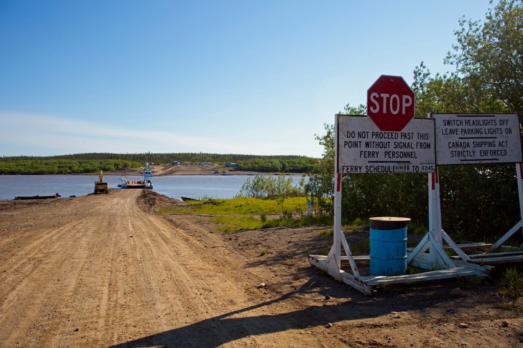 Anfahrt auf die Fährrampe zur ersten Überfahrt auf dem Arctic Red River