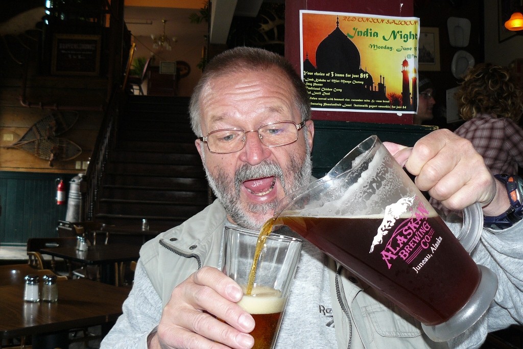 Ich lasse mir hier das Alaskan Amber schmecken. Man erwartet hier alles andere als solch ein gutes Bier, welches vor allem auch recht preiswert ist