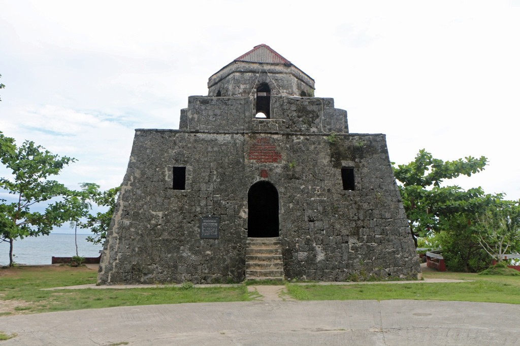 Der dreieckige Wachturm "Punta Cruz Watch Tower" von Spaniern 1796 erbaut!