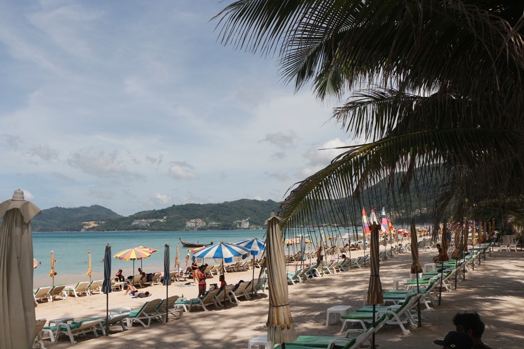 Patong Beach, kurz und überlaufen, ich aus Karon (derzeit) kann da nur schmunzeln