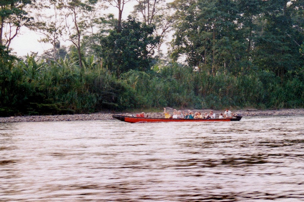 ...Bootsverkehr auf dem Rio Napo