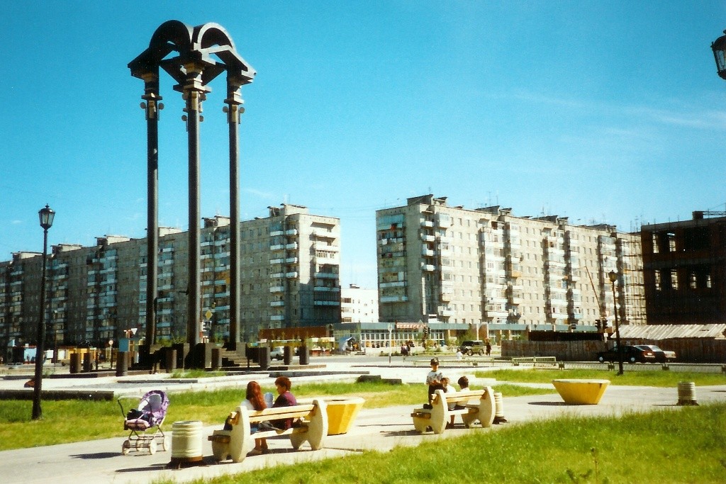 Das Regenbogenzentrum mit dem Denkmal des Ölindustriearbeiters (Neftyanik)