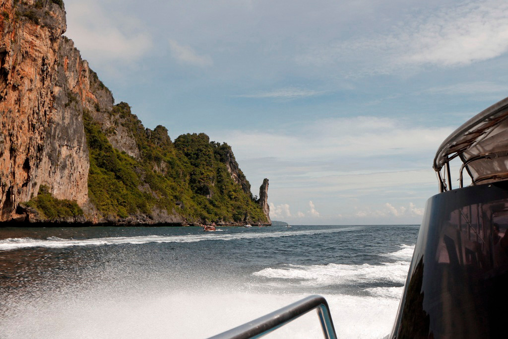 Mit Affenzahn düsen wir nach Süden um am Kap vorbei auf der anderen Seite die Maya Bay zu erreichen