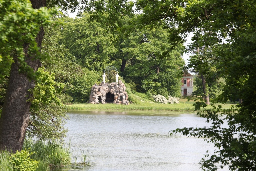 Die Amalieninsel im Großen Walloch, im Hintergrund das Pantheon