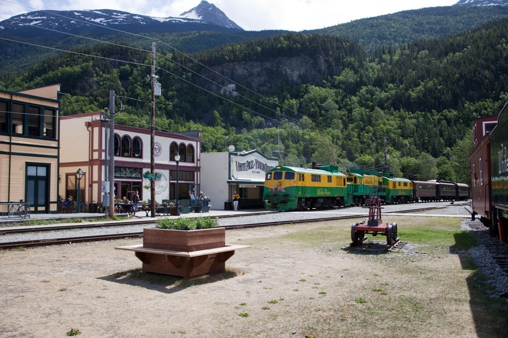 Mit einem in Deutschland gelöstem Ticket (Internet) geht hier nun die atemberaubende Fahrt mit der White Pass & Yukon Route los. Unglaublich was hier einst die Goldsucher aus der Erde buddelten und in den Felsen hauten.