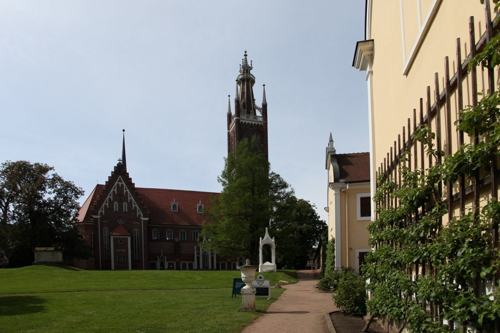 Die St. Petri Kirche mit Kirchhof, Sarkophag und den Giebeln des Küchengebäudes
