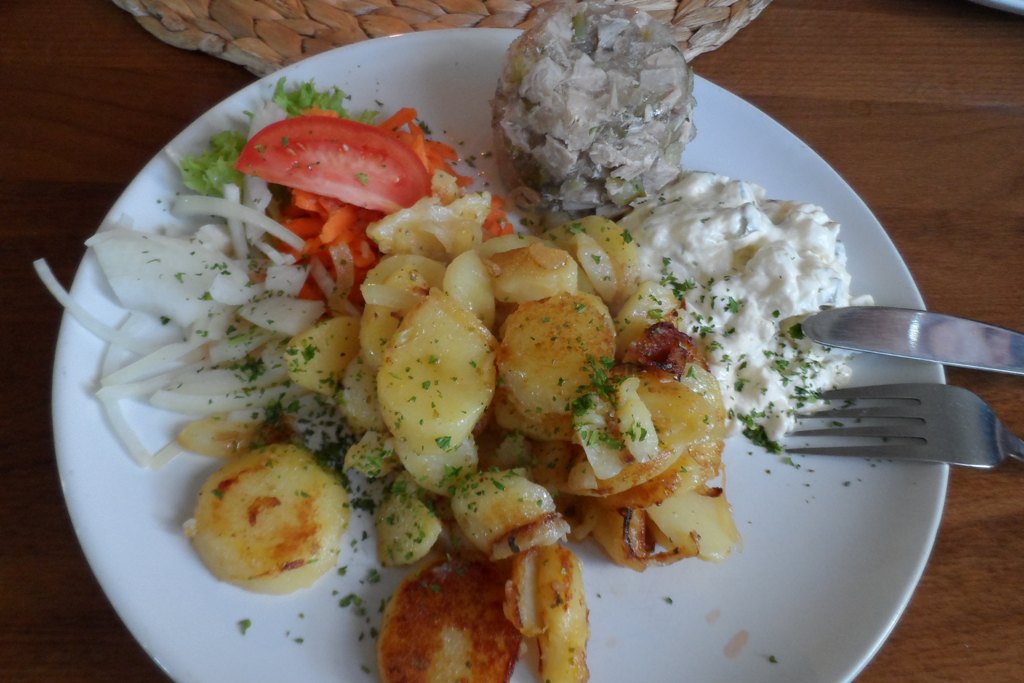 ...Rosa´s deftiges Abendbrot nach Hausmannsart "Hausmachersülze mit Bratkartoffeln" ein Gaumenschmaus!