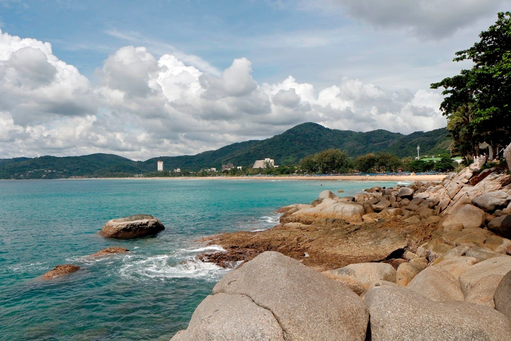 Die Bucht und der Strand von Karon von Kata (Pu Island) aus gesehen