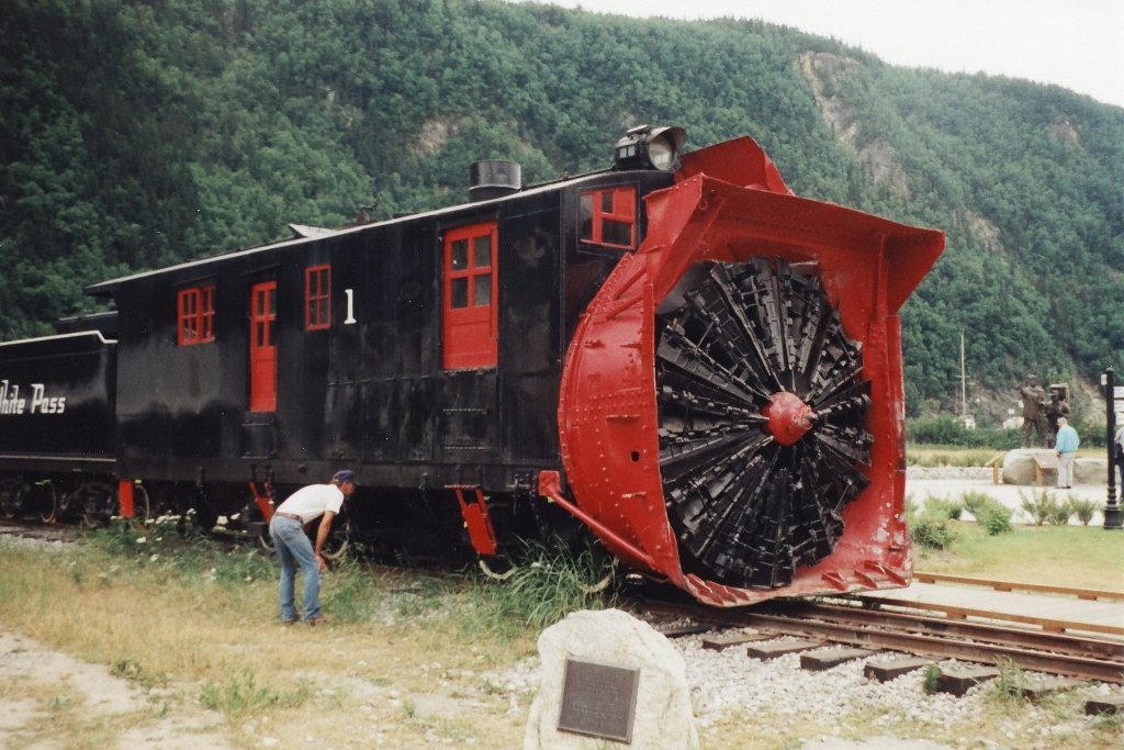 Die historische Schneefräse von 1898, allein das Rotationrad der Dampfmaschine wiegt lasche 70 to