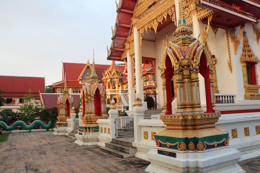 ...Teilansicht des Tempelkomplexes Wat Karon