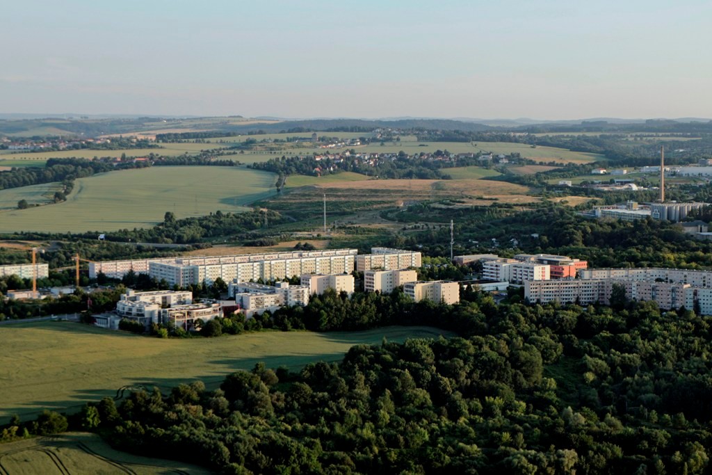 Dresdens Südhöhe mit Blick auf das Neubaugebiet "Kohlenstaße"! Links vorn das beliebte Restaurant "Schöne Aussicht". Hinten rechts die "Feldschlösschen Brauerei" Dresden-Coschütz, ganz hinten oben der Ort Bannewitz