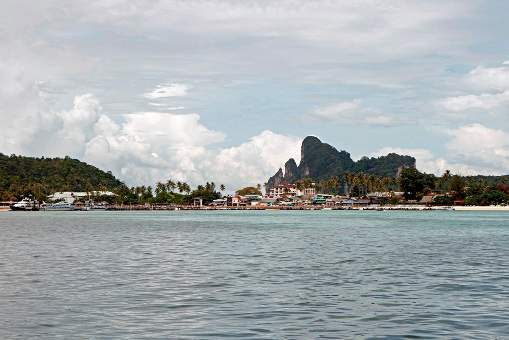 Wir fahren Koh Phi Phi Don an. Vor uns liegt die Ton Sai Bay und Baan Ton Sai. Die Insel wurde erheblich durch die Tsunamikatastrophe (2004) in Mitleidenschaft gezogen und kostete über 850 Menschenleben. Jetzt ist davon nichts mehr zu spühren.