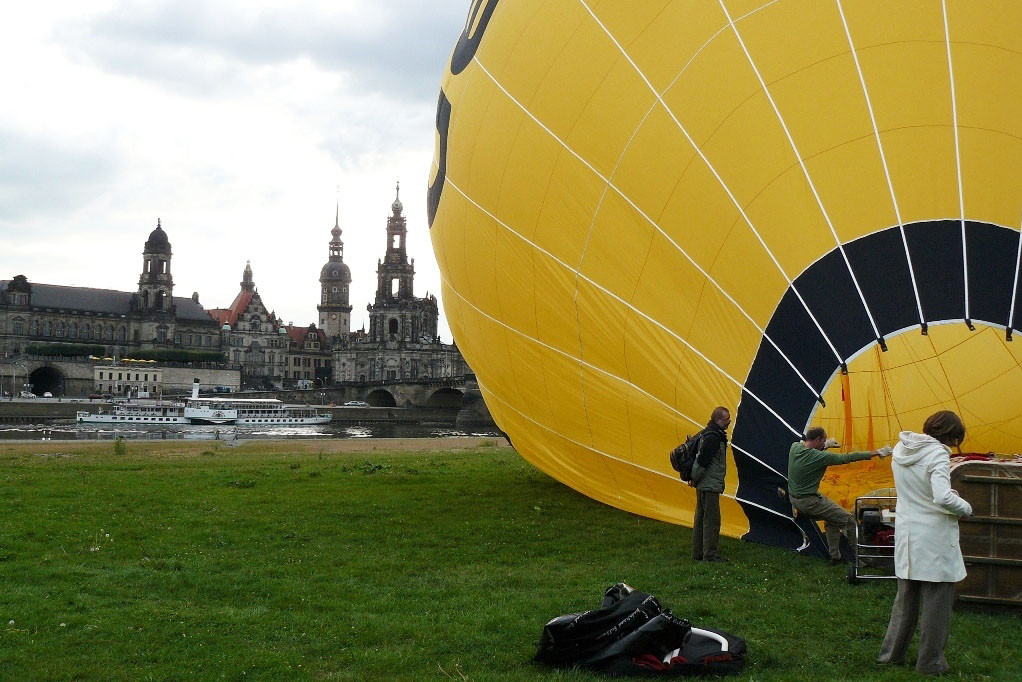 Mit Hilfe eines Ventilators wird Luft in den Ballon geblasen