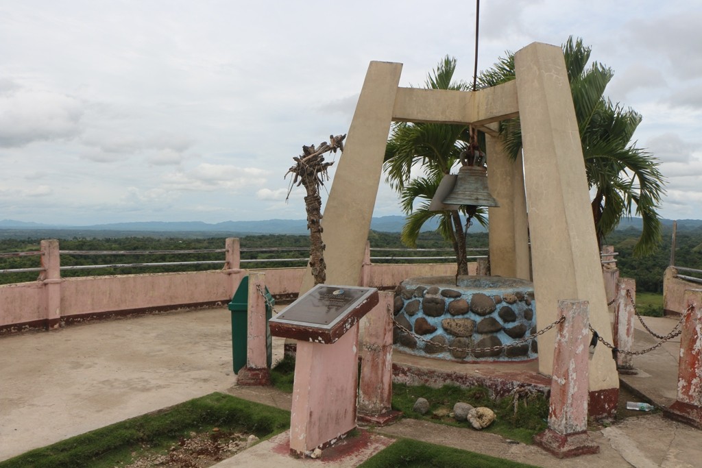 Auf dem Aussichts- oder Panoramapoint der Chocolate Hills mit der "Guten Wunsch Glocke"!