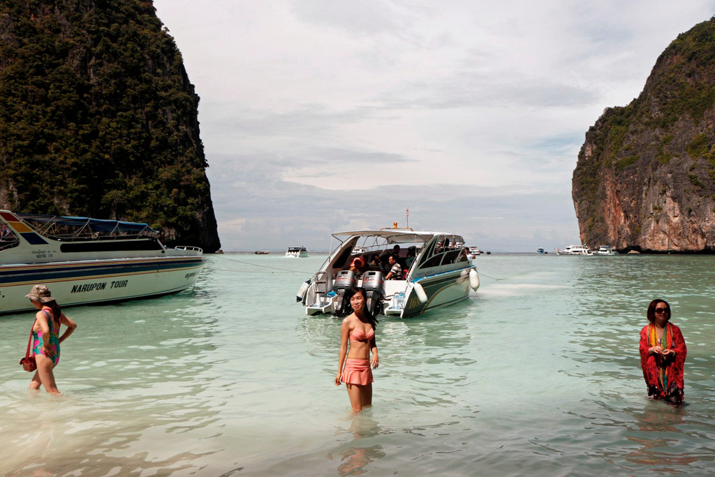 Auch ein Blinder findet mal ein Korn, ungewollter Schnappschuss einer Hübschen vor der Kulisse der Maya Bay.