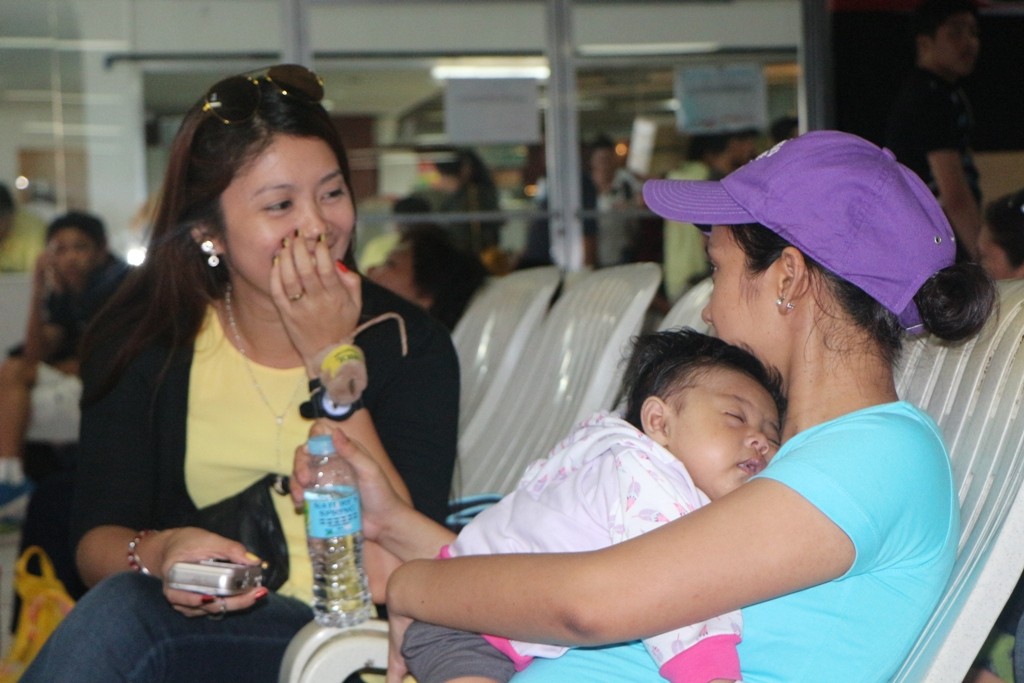 Mama mit Kleinkind, Handy und Freundin mit Handy - Handy ist "das" Utensil der Filipinos