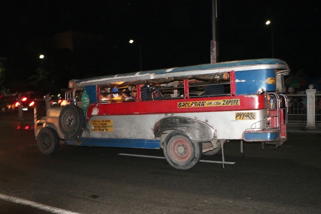 Der überall anzutreffende und sehr preiswerte Jeepney, ein Verkehrsmittel für Otto Normalfilipino!
