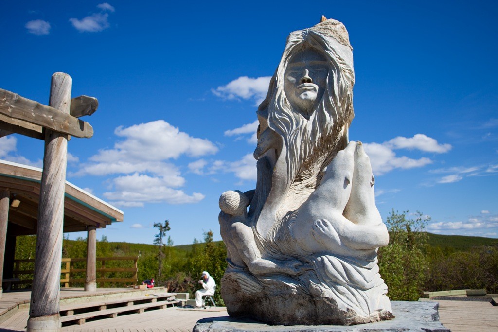 Eine wunderschöne Inuit-Skulptur vor dem Visitorcenter in Inuvik