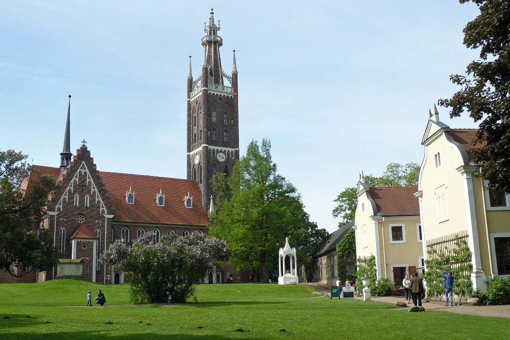 Die St.-Petri-Kirche von Wörlitz mit dem 66 m hohen Bibelturm und dem Kirchhof mit Sarkophag 