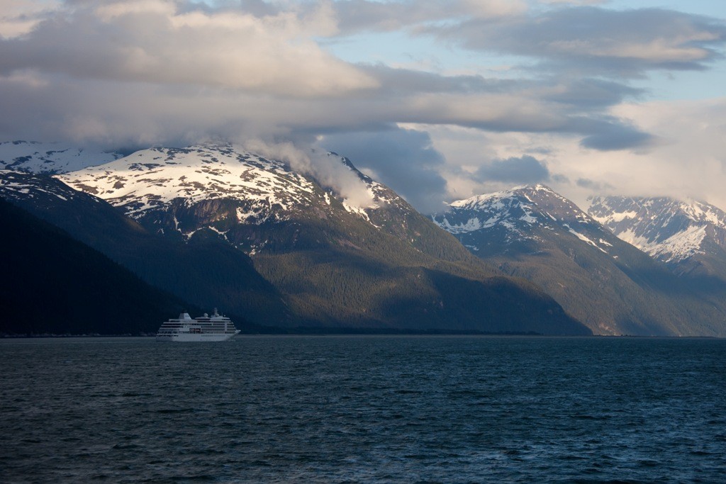 Kreuzfahrtriese im Lynn Canal nahe Haines